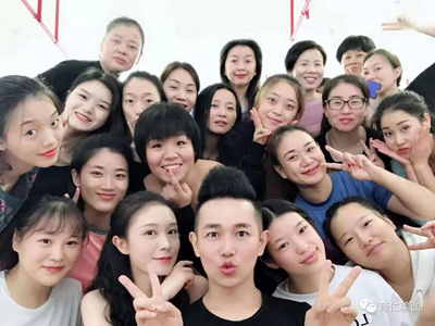 一入舞韵深似海，曼妙身姿自然来。